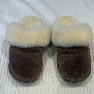 Nuknuuk Cozy Brown and Cream Slippers with Sheepskin Lining